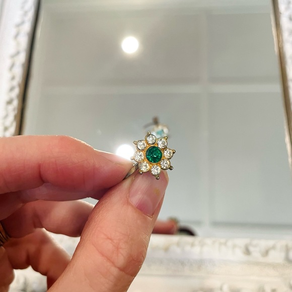 SALE VINTAGE Tiny Floral Screw-on 1940’s Earrings - Picture 4 of 5